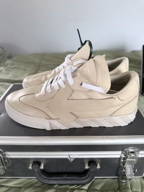 Off-White Cream Leather Low-Top Sneakers